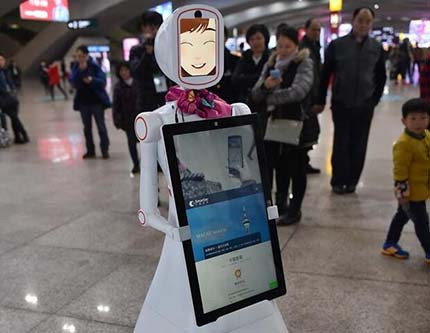 Робот-помощница помогает пассажирами на Южном вокзале города Гуанчжоу
