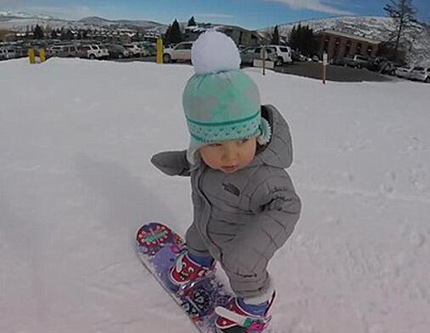 Маленький ребенок катается на лыжах