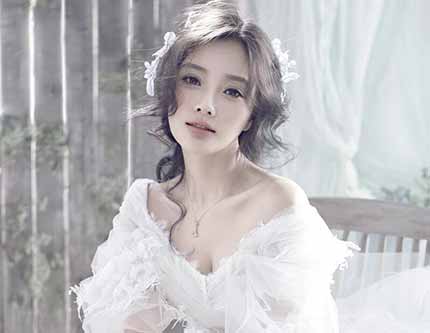 Фото красавицы Ли Сяолу на свадебное платье