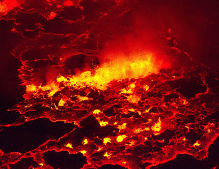 Раскаленная магма в жерле вулкана Ньирагонго в африке