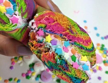 Хлеб "Радуга" (Rainbow Bagels) в Нью-Йорке стал популярен в соцсети