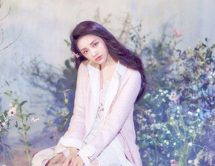 Актриса Линь Юнь из фильма "Русалка" позирует для модного журнала