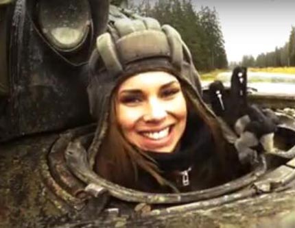 Во время тест-драйва советского танка «Мисс Финляндия» придавила пару легковушек