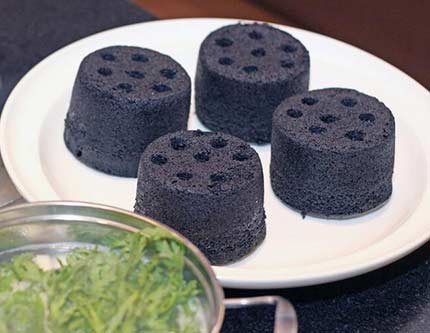 Удивительные торты на сотовые угольные брикеты цилиндрической формы