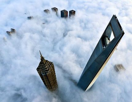 Выше облаков: небоскребы Шанхая в тумане