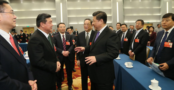 /Сессии ВСНП и ВК НПКСК/ Си Цзиньпин подчеркнул необходимость придерживаться основного 
экономического строя страны