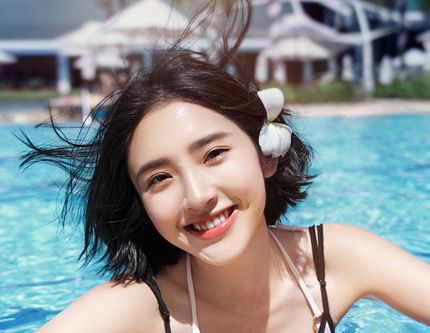 Новые фото актрисы Тан Исинь в бассейне