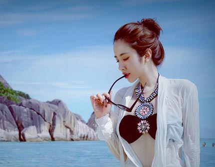 Красивые фото актрисы Ван Сяочэнь на пляже