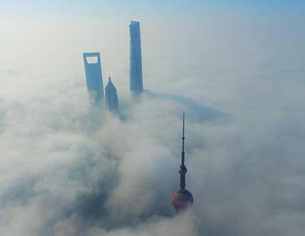 Шанхайские небоскребы в море облаков