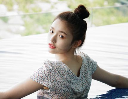 Восходящая актриса Линь Юнь в бассейне