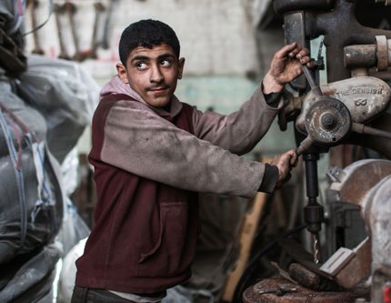 Многие палестинские юноши пытаются зарабатывать на жизнь