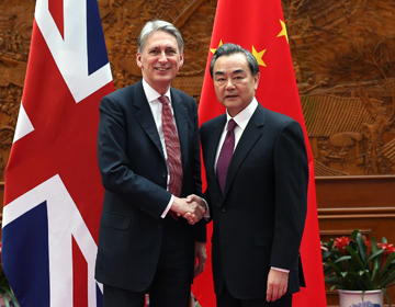 Ван И встретился с министром иностранных дел Великобритании