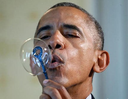 Президент Обама играет мыльные пузыри