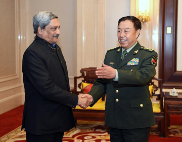 Китайская сторона намерена и дальше укреплять межармейский обмен и сотрудничество с Индией -- зампредседателя ЦВС Фань Чанлун
