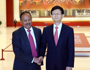 Мэн Цзяньчжу встретился с советником премьер-министра Индии по национальной безопасности