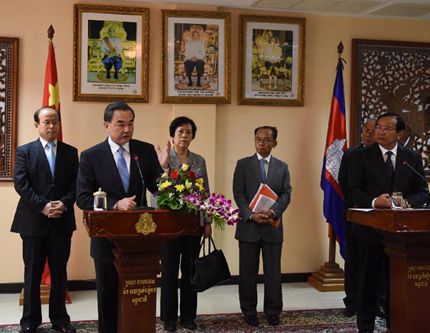 Китай будет неизменно углублять всесторонние отношения стратегического сотрудничества и партнерства с Камбоджей -- Ван И