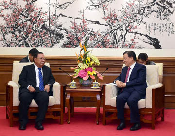 Лю Юньшань встретился с президентом Лаоса Буннянгом Ворачитом
