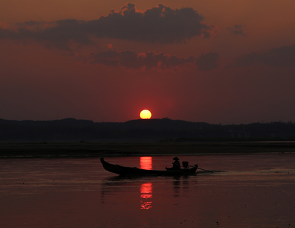 Красивый закат солнца на реке Иравади
