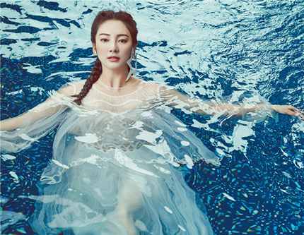 Актриса Чжан Юйци попала на обложку модного журнала