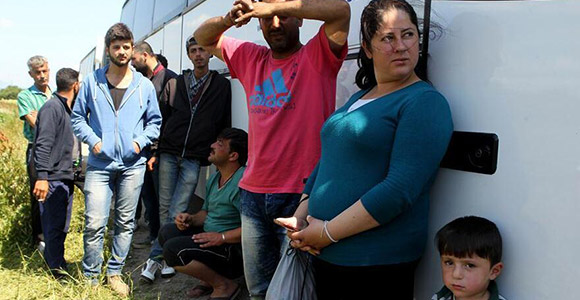 Эвакуация беженцев из лагеря Идомени на греческой границе с Македонией