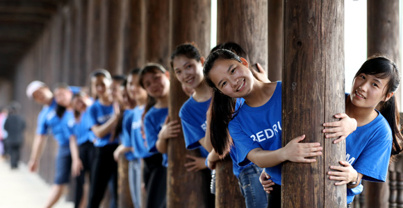 Выпускные фотографии школьников из Саньцзян-Дунского автономного уезда