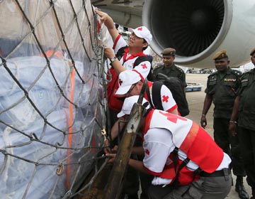 Самолет с грузом гуманитарной помощи от китайского правительства приземлился в Коломбо