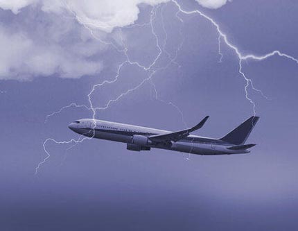 Фото: Мгновения удара молнии в самолетов