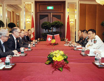 Китай надеется на развитие межармейских отношений со Швейцарией, соответствующих 
уровню межгосударственных отношений -- Сунь Цзяньго
