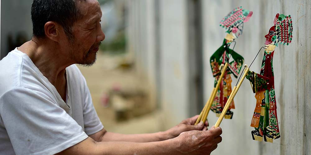 Старый мастер по изготовлению марионеток для театра теней из Тяньцзиня