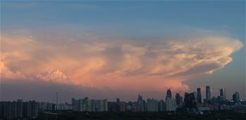 Закатные облака в небе над Пекином