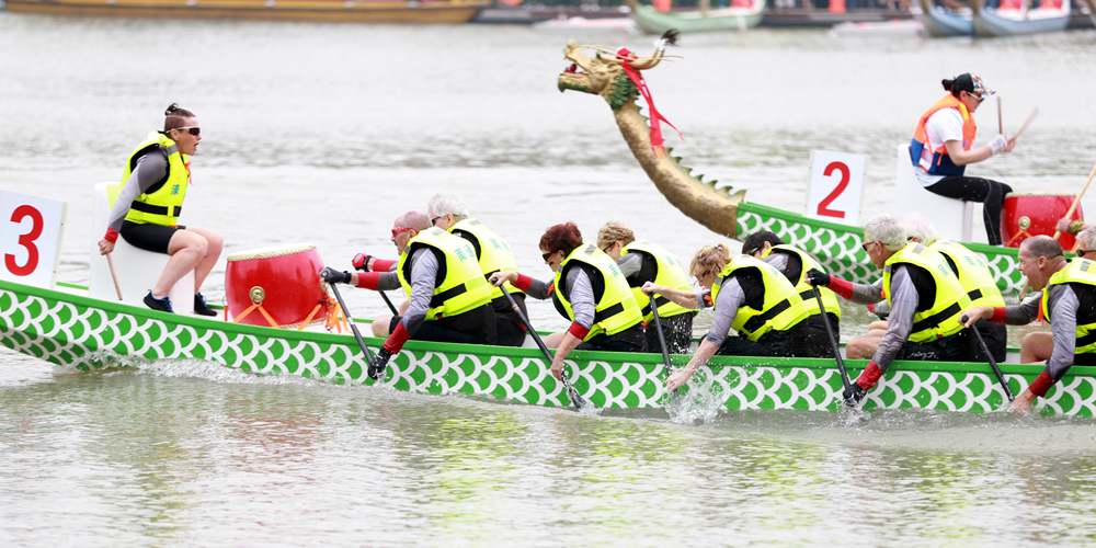 Гонки на драконовых лодках -- главное украшение праздника Дуаньуцзе