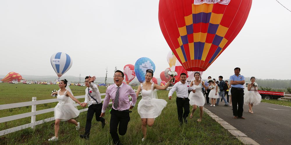 Коллективная свадьба на воздушных шарах в провинции Цзянсу