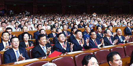 Китайские лидеры присутствовали на концерте, посвященном 95-летию КПК