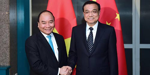 Ли Кэцян: Китай продолжает придерживаться необходимости двусторонних переговоров 
в решении проблемы Южно-Китайского моря