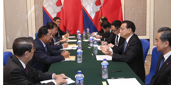 Ли Кэцян встретился с главой правительства Камбоджи Хун Сеном