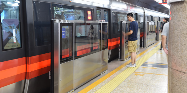 На линии номер один пекинского метрополитена началась установка платформенных дверей