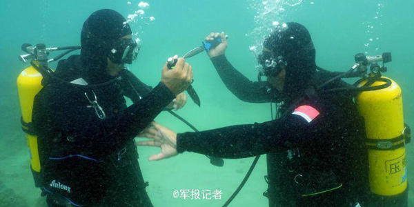 Подводные учения боевых пловцов Народно-освободительной армии Китая в Южно-Китайском море
