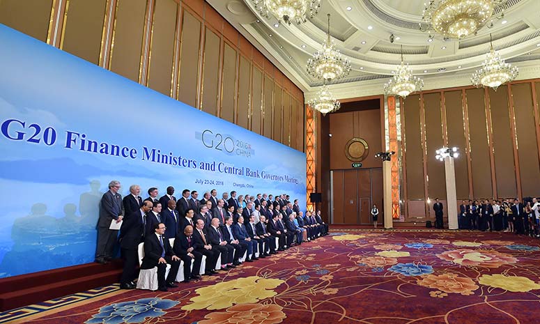 Совместное фотографирование участников встречи министров финансов и глав ЦБ G20 в Чэнду