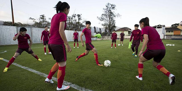 Тренировка женской олимпийской сборной Китая по футболу в Рио-де-Жанейро