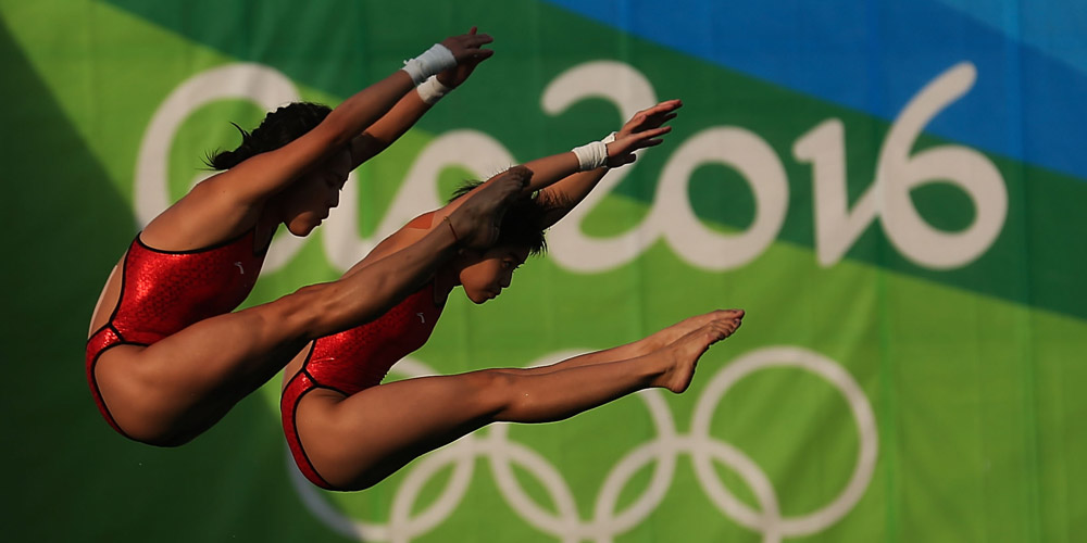 Чэнь Жолинь и Лю Хуэйся завоевали олимпийское золото в синхронных прыжках в воду 
с вышки 10 метров