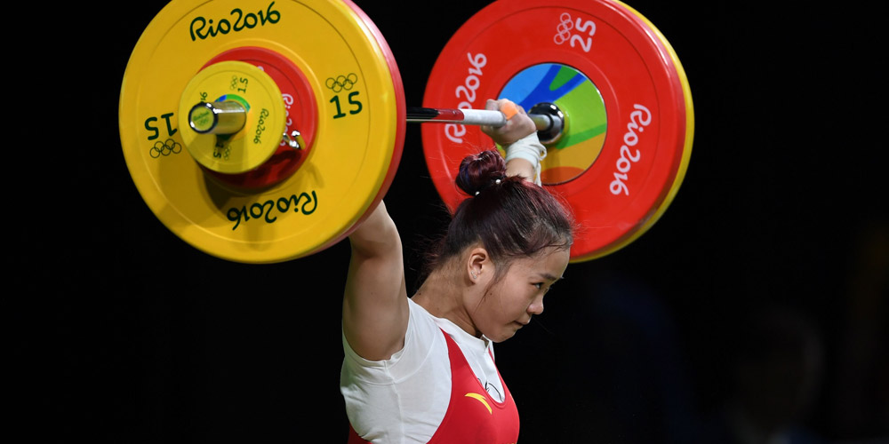 Дэн Вэй завоевала олимпийское золото в соревнованиях по тяжелой атлетике в весовой 
категории до 63 кг