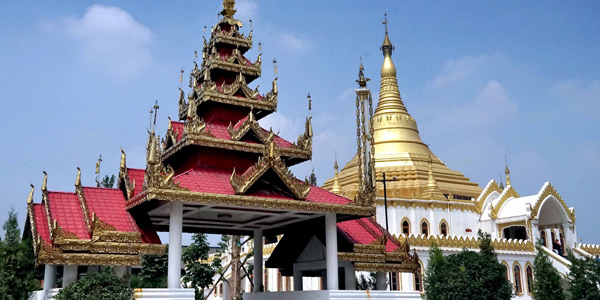 Буддийское святилище в мьянманском стиле в монастыре Баймасы в Лояне