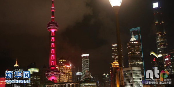 Красная подсветка «Жемчужины Востока» в честь олимпийцев КНР