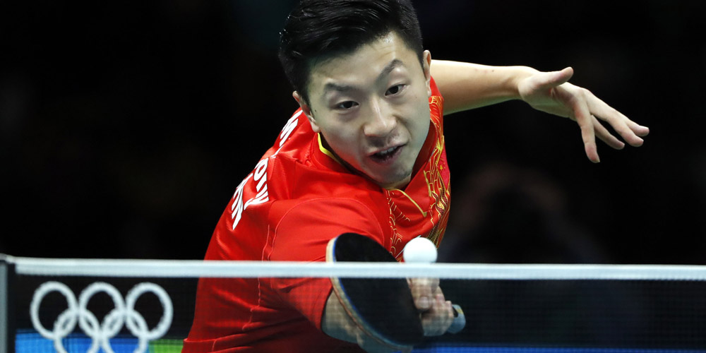 Китайский спортсмен Ма Лун завоевал золото в олимпийских соревнованиях по настольному 
теннису в одиночном разряде