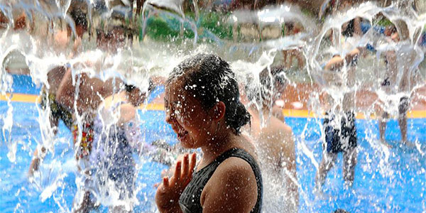 Жители провинции Сычуань спасаются от жары в аквапарках