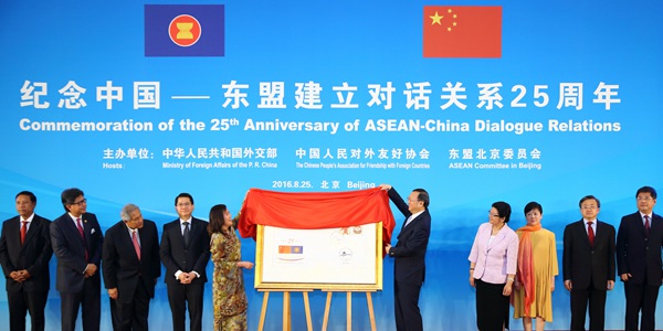 Ян Цзечи принял участие в приеме по случаю 25-й годовщины установления отношений диалога между Китаем и АСЕАН