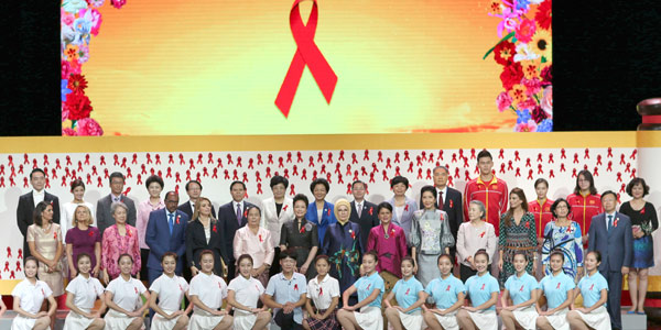 Пэн Лиюань вместе с супругами участников саммита G20 приняла участие в акции по пропаганде 
профилактики ВИЧ/СПИДа в Чжэцзянском университете