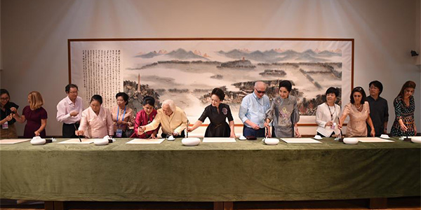 Пэн Лиюань вместе с женами лидеров иностранных государств посетила Китайскую академию искусств