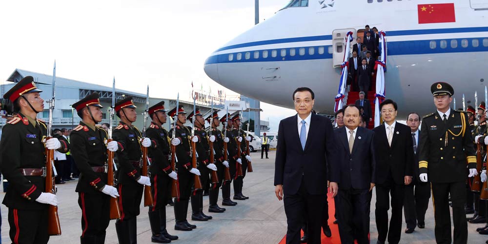 Ли Кэцян прибыл во Вьентьян для участия во встречах руководителей по восточноазиатскому сотрудничеству и с официальным визитом в Лаос