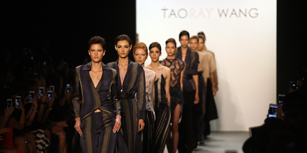 Показ коллекции китайского модельера Ван Тао на Неделе моды в Нью-Йорке